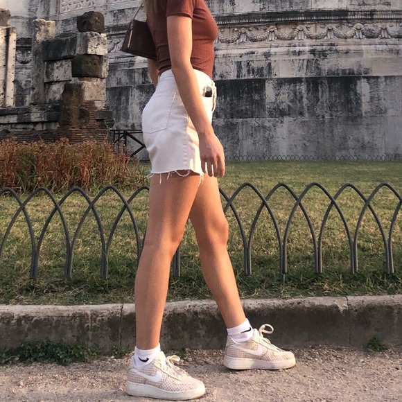 White brandy melville shorts - Picture 2 of 3